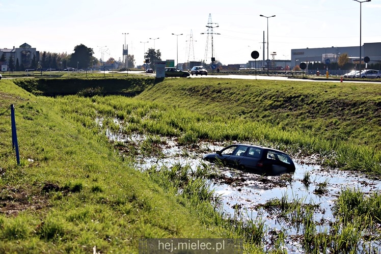 Osobówka wpadła do potoku na strefie