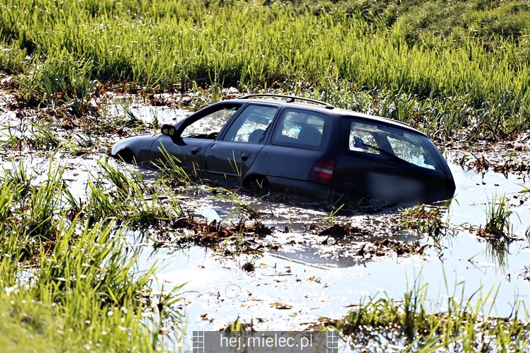Osobówka wpadła do potoku na strefie