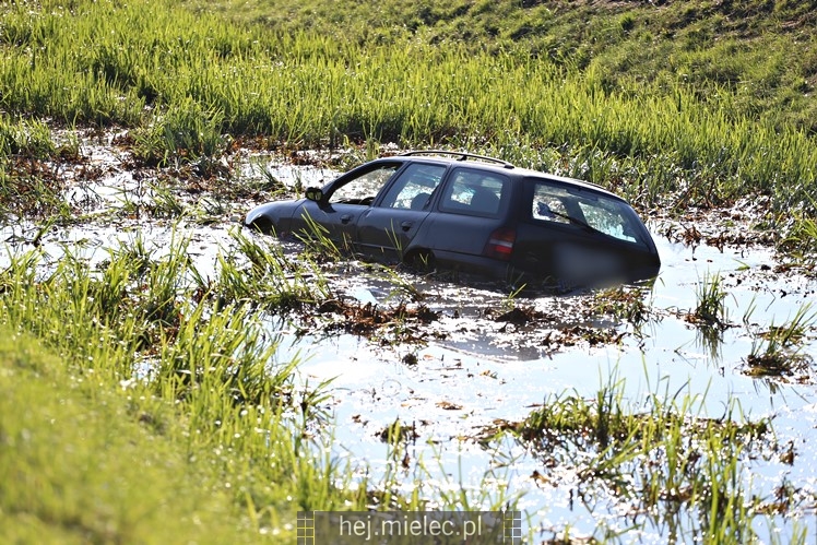 Osobówka wpadła do potoku na strefie