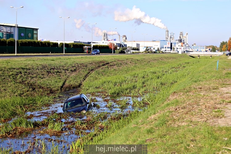 Osobówka wpadła do potoku na strefie
