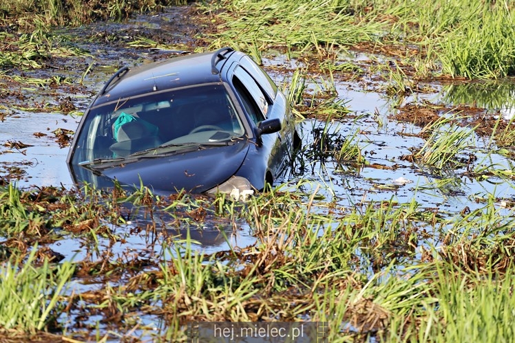Osobówka wpadła do potoku na strefie