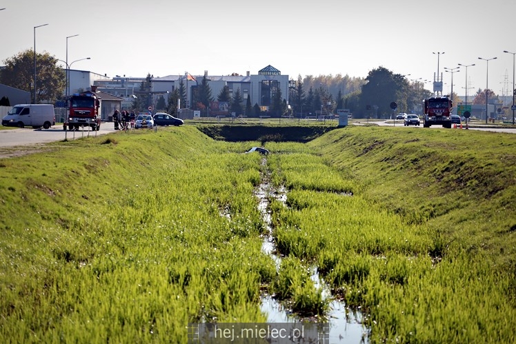 Osobówka wpadła do potoku na strefie