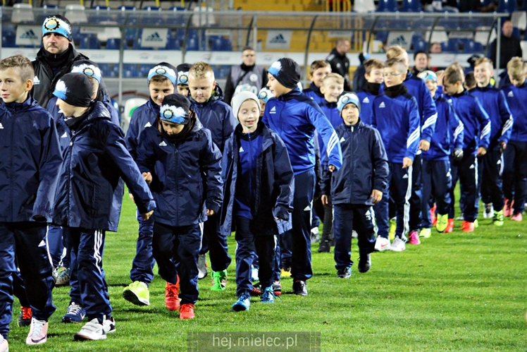Drużyny Akademii Piłkarskiej FKS Stal Mielec zaprezentowały się kibicom