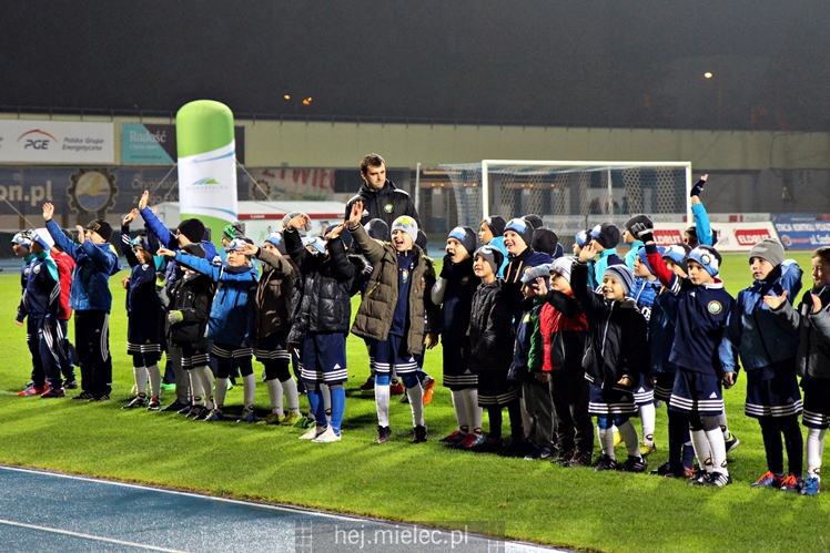 Drużyny Akademii Piłkarskiej FKS Stal Mielec zaprezentowały się kibicom