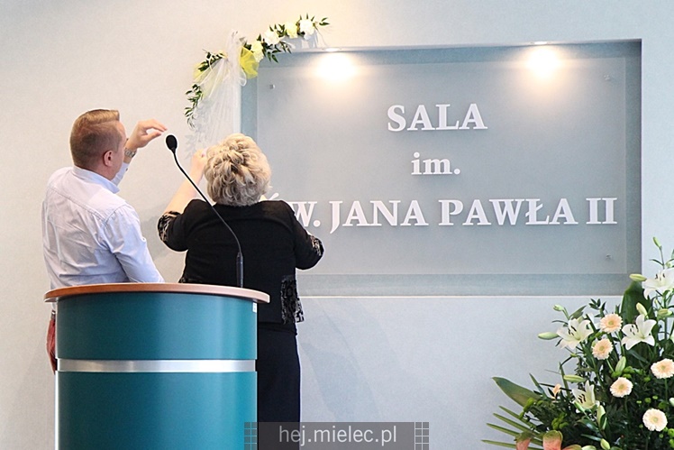 Wyjątkowa sesja Rady Miejskiej na fotografiach: od uroczystości po kulisy