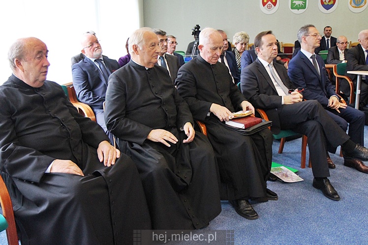 Wyjątkowa sesja Rady Miejskiej na fotografiach: od uroczystości po kulisy