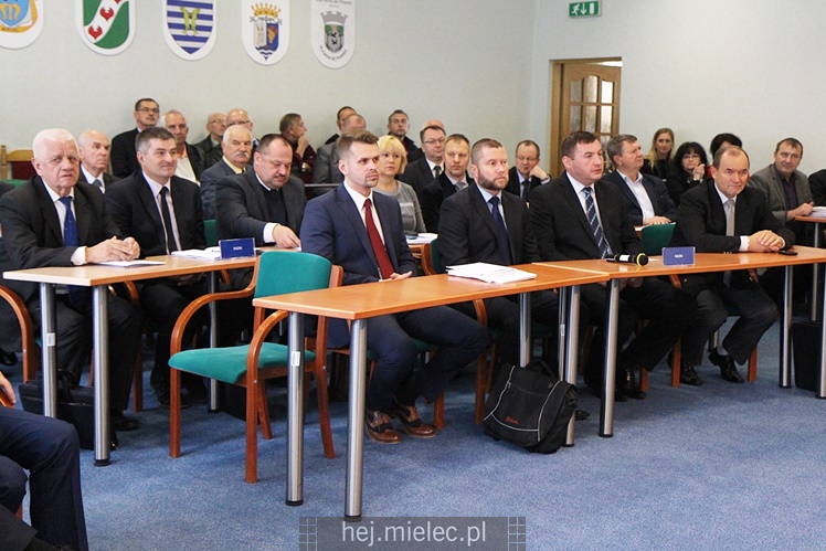 Wyjątkowa sesja Rady Miejskiej na fotografiach: od uroczystości po kulisy