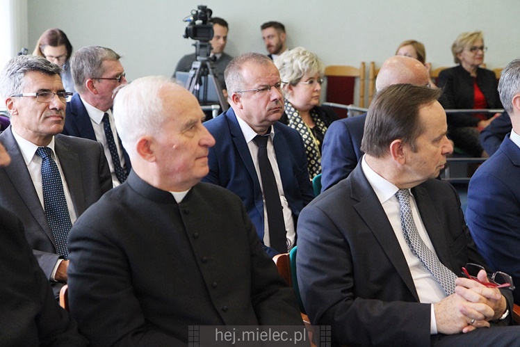 Wyjątkowa sesja Rady Miejskiej na fotografiach: od uroczystości po kulisy