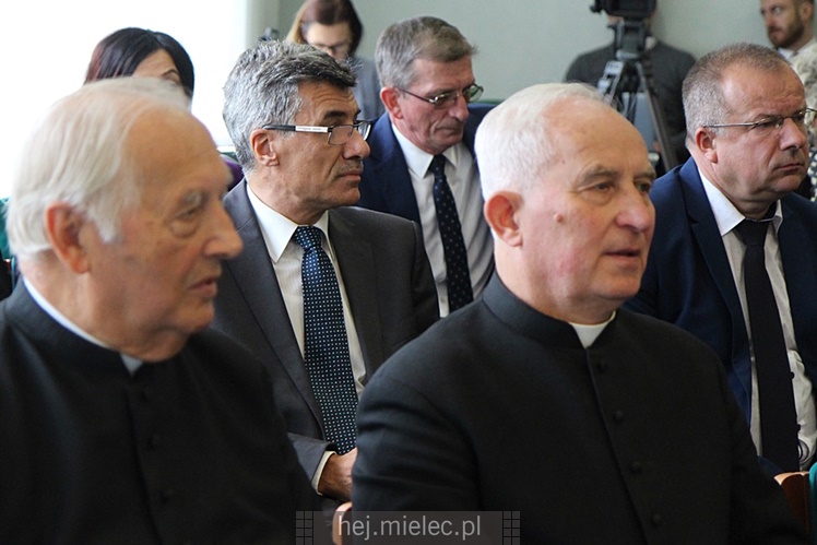 Wyjątkowa sesja Rady Miejskiej na fotografiach: od uroczystości po kulisy