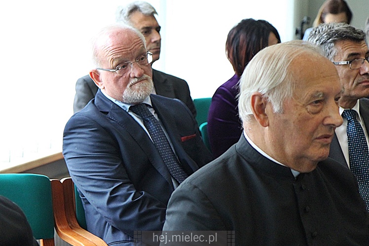 Wyjątkowa sesja Rady Miejskiej na fotografiach: od uroczystości po kulisy