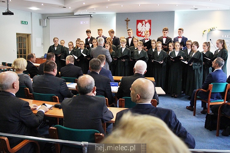 Wyjątkowa sesja Rady Miejskiej na fotografiach: od uroczystości po kulisy