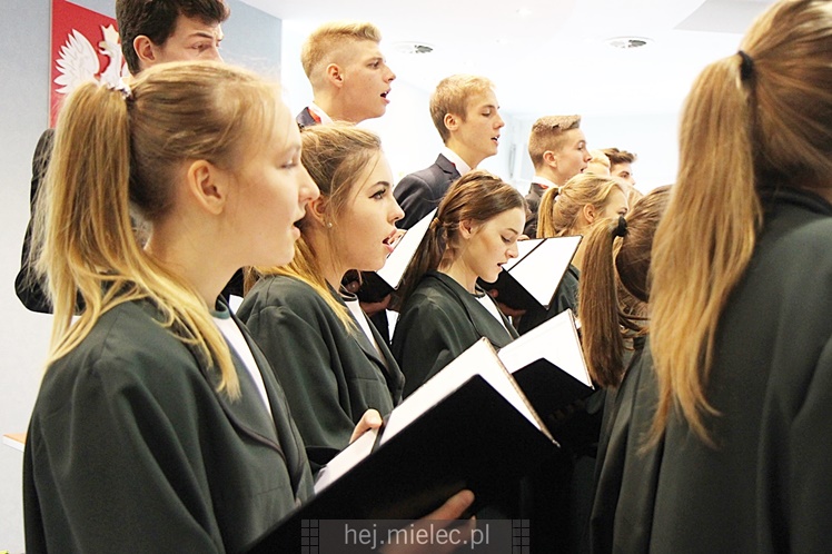 Wyjątkowa sesja Rady Miejskiej na fotografiach: od uroczystości po kulisy