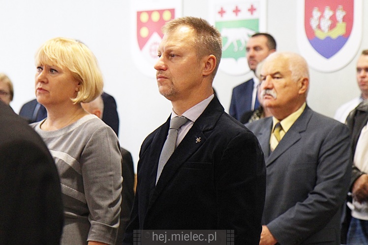 Wyjątkowa sesja Rady Miejskiej na fotografiach: od uroczystości po kulisy