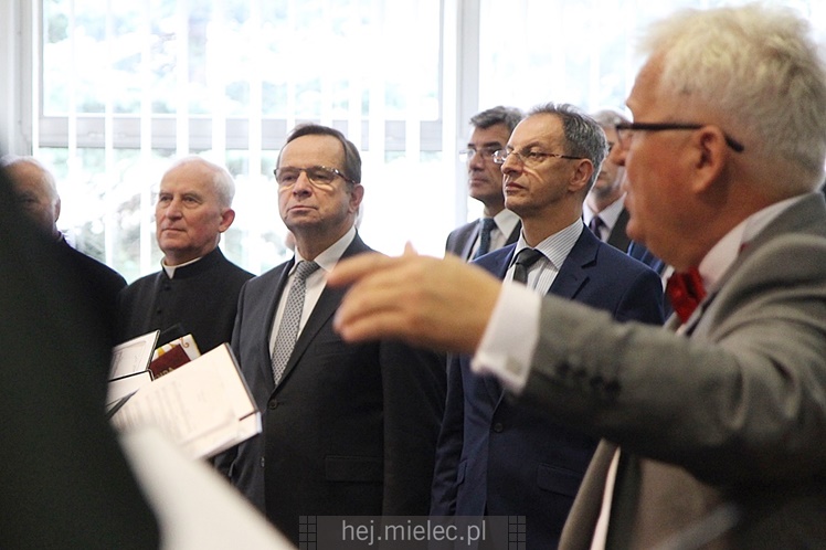 Wyjątkowa sesja Rady Miejskiej na fotografiach: od uroczystości po kulisy