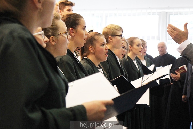 Wyjątkowa sesja Rady Miejskiej na fotografiach: od uroczystości po kulisy