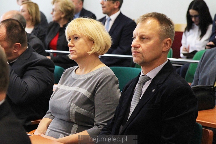 Wyjątkowa sesja Rady Miejskiej na fotografiach: od uroczystości po kulisy