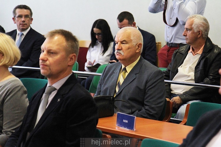 Wyjątkowa sesja Rady Miejskiej na fotografiach: od uroczystości po kulisy