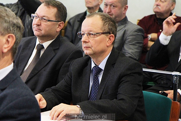 Wyjątkowa sesja Rady Miejskiej na fotografiach: od uroczystości po kulisy