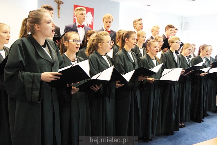 Wyjątkowa sesja Rady Miejskiej na fotografiach: od uroczystości po kulisy