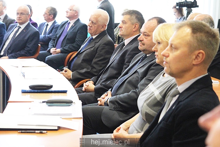 Wyjątkowa sesja Rady Miejskiej na fotografiach: od uroczystości po kulisy