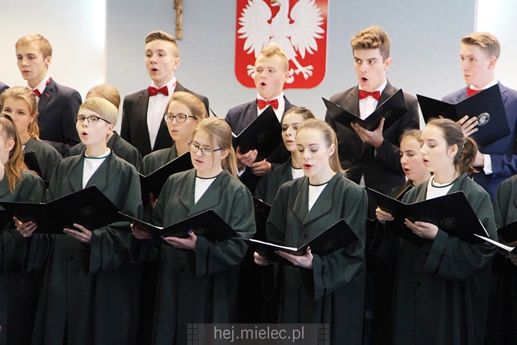 Wyjątkowa sesja Rady Miejskiej na fotografiach: od uroczystości po kulisy