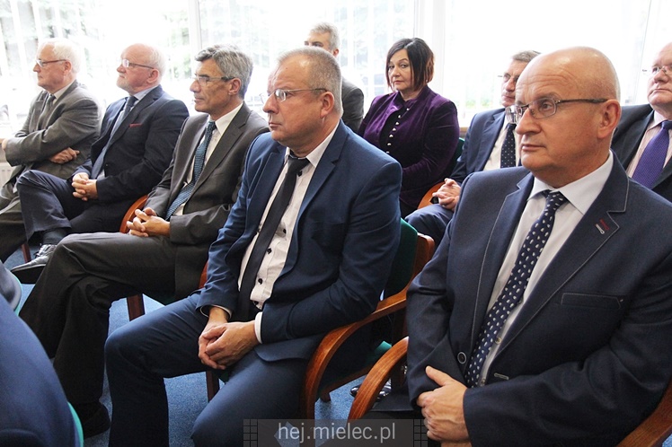 Wyjątkowa sesja Rady Miejskiej na fotografiach: od uroczystości po kulisy