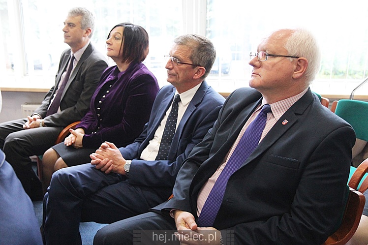 Wyjątkowa sesja Rady Miejskiej na fotografiach: od uroczystości po kulisy