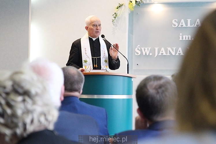 Wyjątkowa sesja Rady Miejskiej na fotografiach: od uroczystości po kulisy