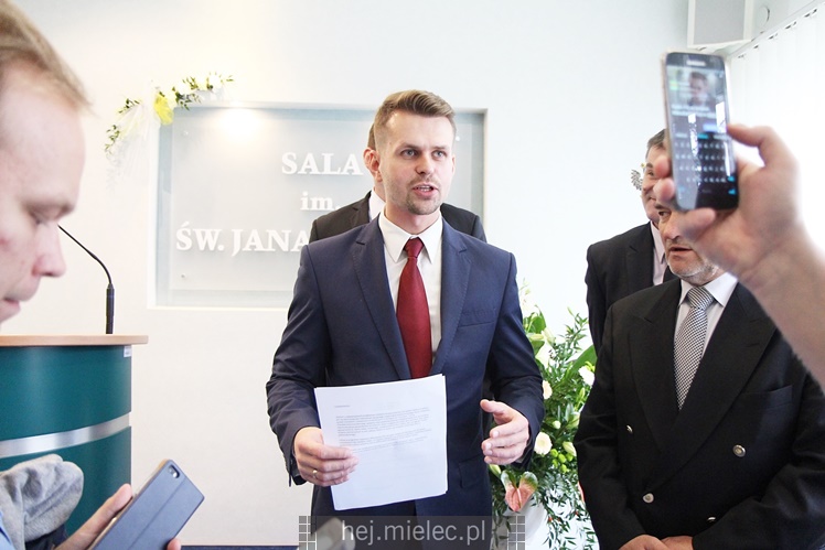 Wyjątkowa sesja Rady Miejskiej na fotografiach: od uroczystości po kulisy