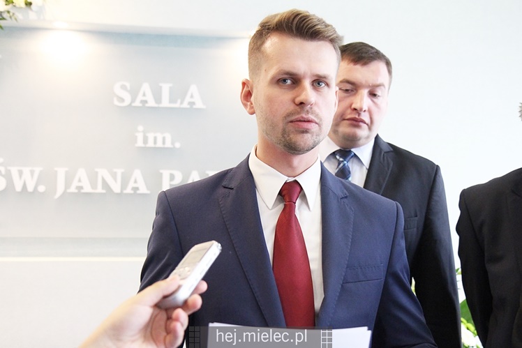 Wyjątkowa sesja Rady Miejskiej na fotografiach: od uroczystości po kulisy