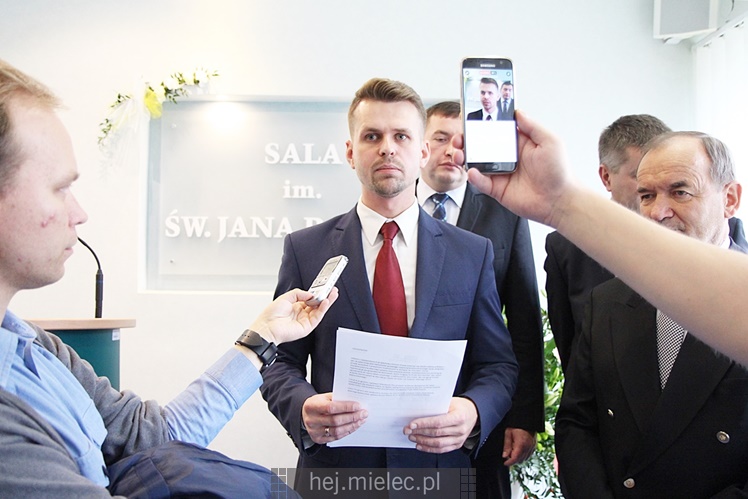 Wyjątkowa sesja Rady Miejskiej na fotografiach: od uroczystości po kulisy