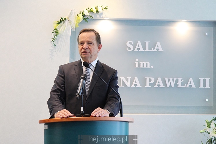 Wyjątkowa sesja Rady Miejskiej na fotografiach: od uroczystości po kulisy