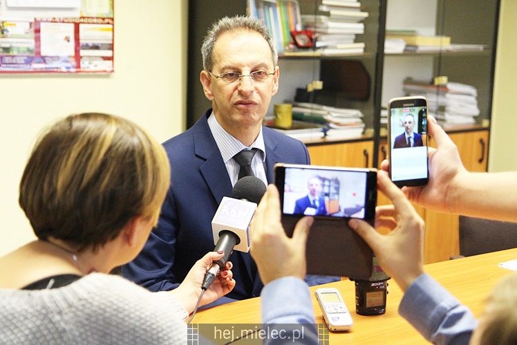 Wyjątkowa sesja Rady Miejskiej na fotografiach: od uroczystości po kulisy