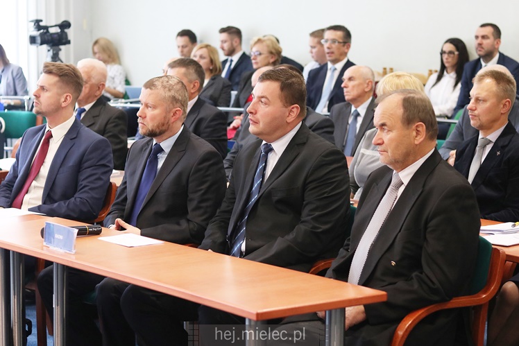 Wyjątkowa sesja Rady Miejskiej na fotografiach: od uroczystości po kulisy