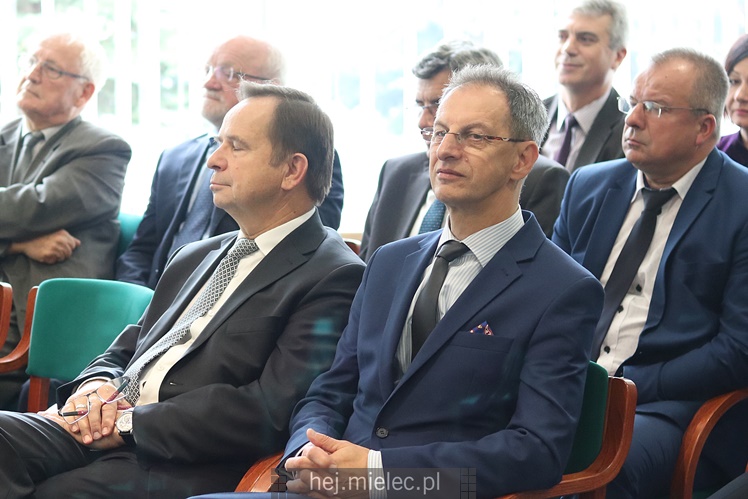 Wyjątkowa sesja Rady Miejskiej na fotografiach: od uroczystości po kulisy