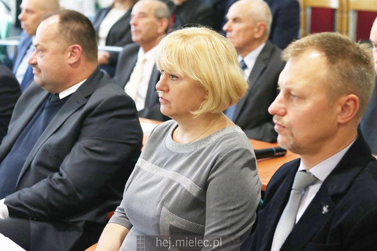 Wyjątkowa sesja Rady Miejskiej na fotografiach: od uroczystości po kulisy