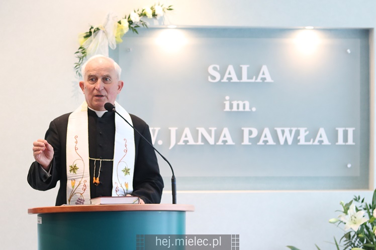 Wyjątkowa sesja Rady Miejskiej na fotografiach: od uroczystości po kulisy