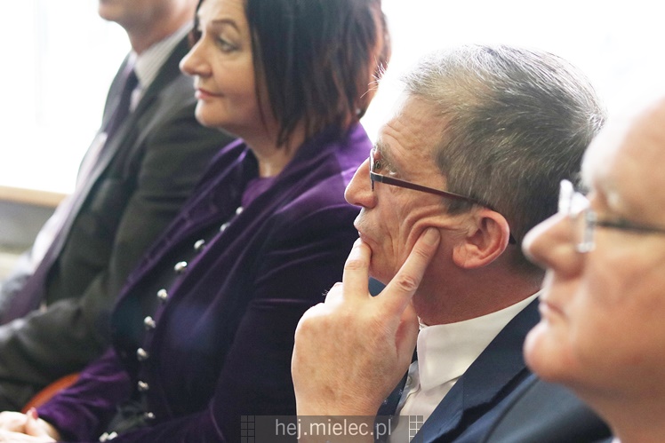 Wyjątkowa sesja Rady Miejskiej na fotografiach: od uroczystości po kulisy