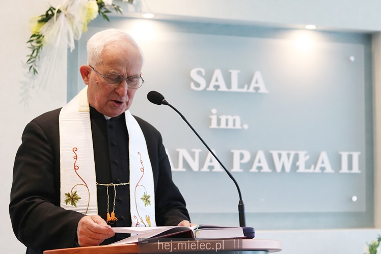 Wyjątkowa sesja Rady Miejskiej na fotografiach: od uroczystości po kulisy