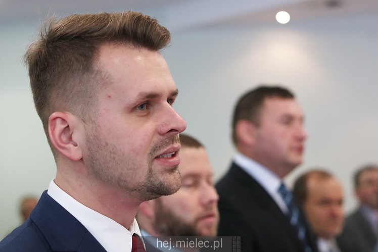 Wyjątkowa sesja Rady Miejskiej na fotografiach: od uroczystości po kulisy