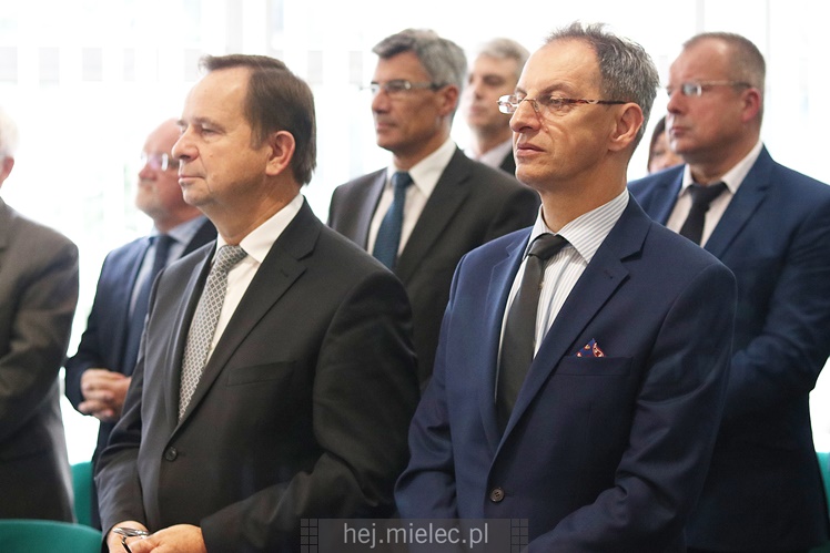 Wyjątkowa sesja Rady Miejskiej na fotografiach: od uroczystości po kulisy