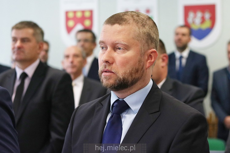 Wyjątkowa sesja Rady Miejskiej na fotografiach: od uroczystości po kulisy