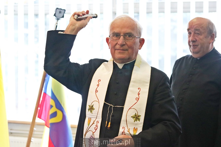 Wyjątkowa sesja Rady Miejskiej na fotografiach: od uroczystości po kulisy