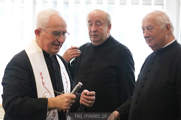 Wyjątkowa sesja Rady Miejskiej na fotografiach: od uroczystości po kulisy