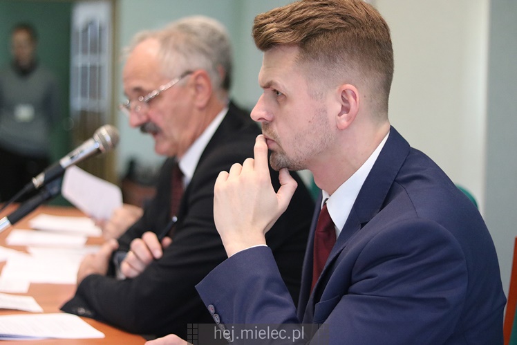 Wyjątkowa sesja Rady Miejskiej na fotografiach: od uroczystości po kulisy