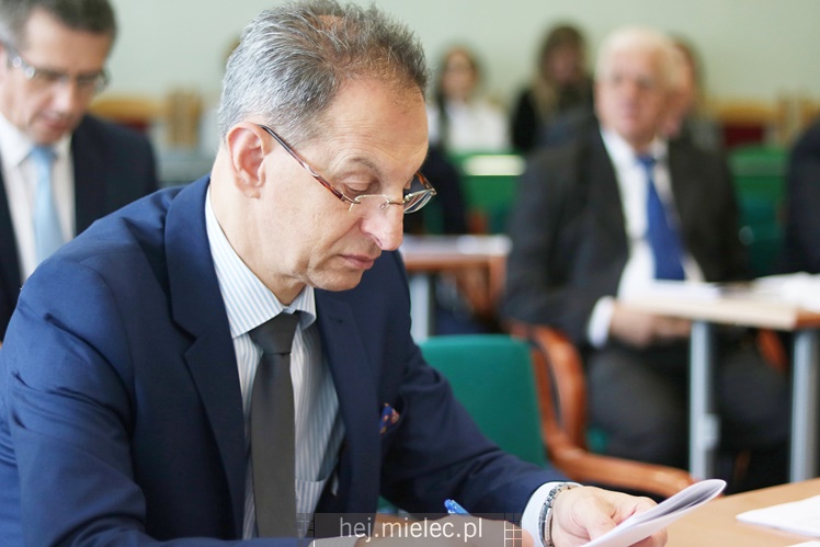 Wyjątkowa sesja Rady Miejskiej na fotografiach: od uroczystości po kulisy