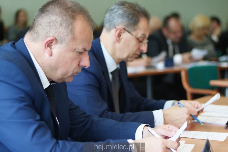 Wyjątkowa sesja Rady Miejskiej na fotografiach: od uroczystości po kulisy