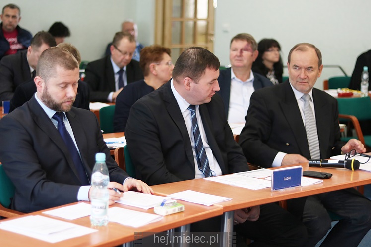 Wyjątkowa sesja Rady Miejskiej na fotografiach: od uroczystości po kulisy