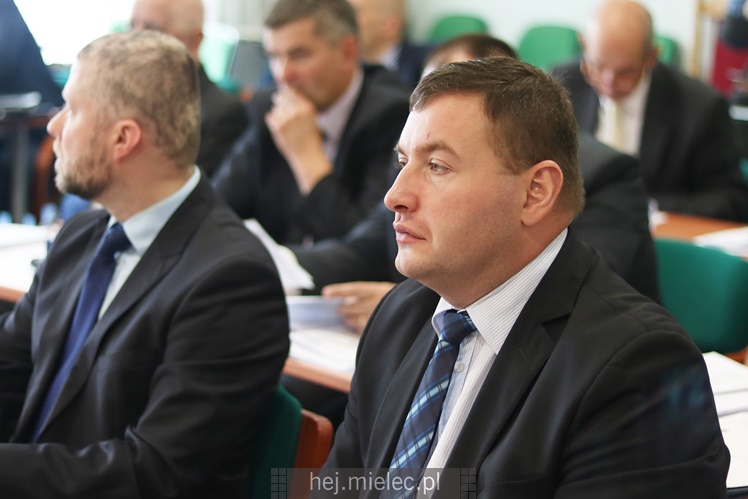 Wyjątkowa sesja Rady Miejskiej na fotografiach: od uroczystości po kulisy