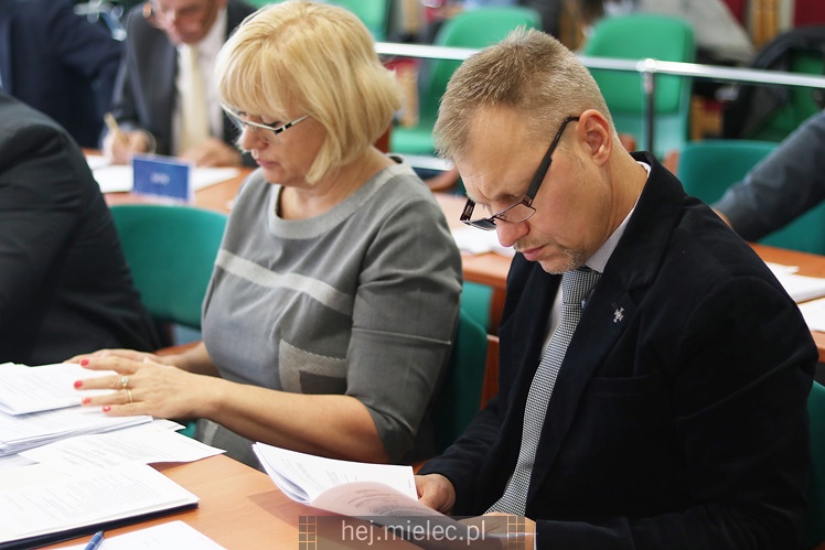 Wyjątkowa sesja Rady Miejskiej na fotografiach: od uroczystości po kulisy